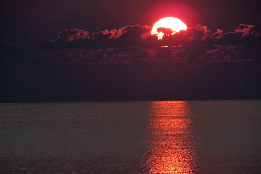 La salida del Sol sobre el Lago Superior (Minnesota, EE. UU.)