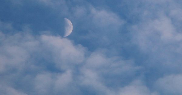 La Luna entre las nubes desde Arenys de Munt, Barcelona