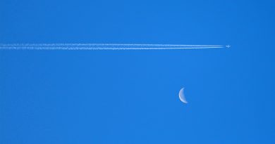 La Luna y un avión desde Arenys de Munt, Barcelona