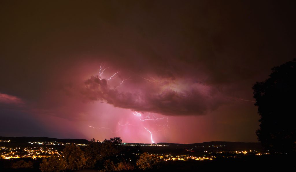 Fotografía de una tormenta eléctrica en Nimes, Francia