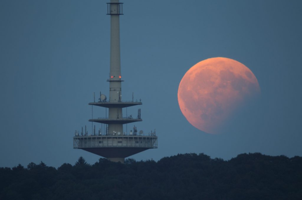 Foto del eclipse parcial de Luna desde Stuttgart, Alemania