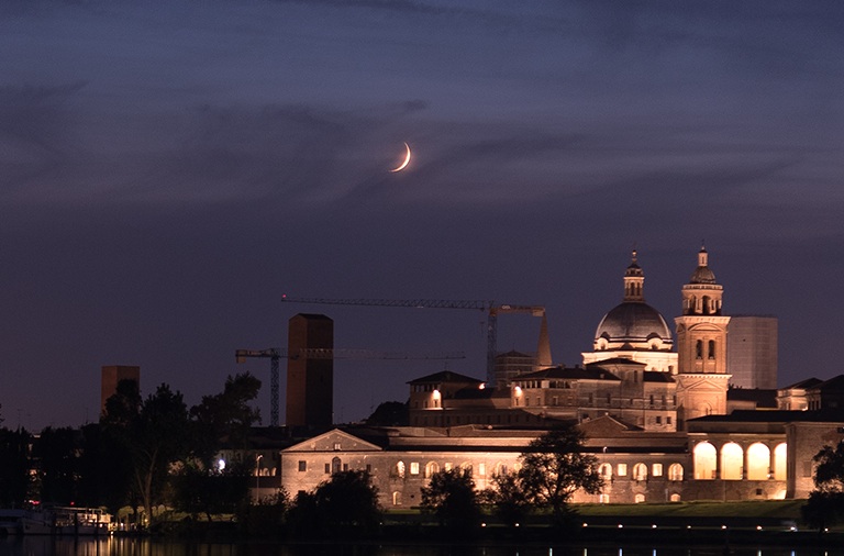 La Luna creciente desde Mantua, Italia