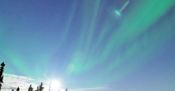 Auroras boreales y la Luna desde Alaska
