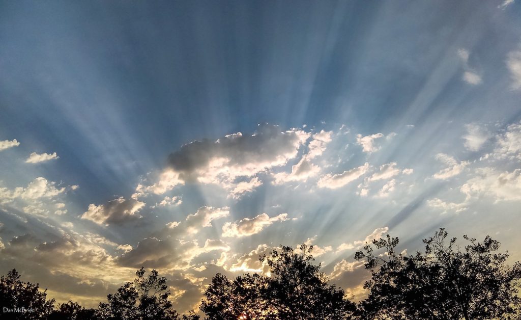 Rayos crepusculares desde California, Estados Unidos