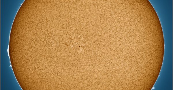 Imagen del Sol en la línea de emisión H-alfa