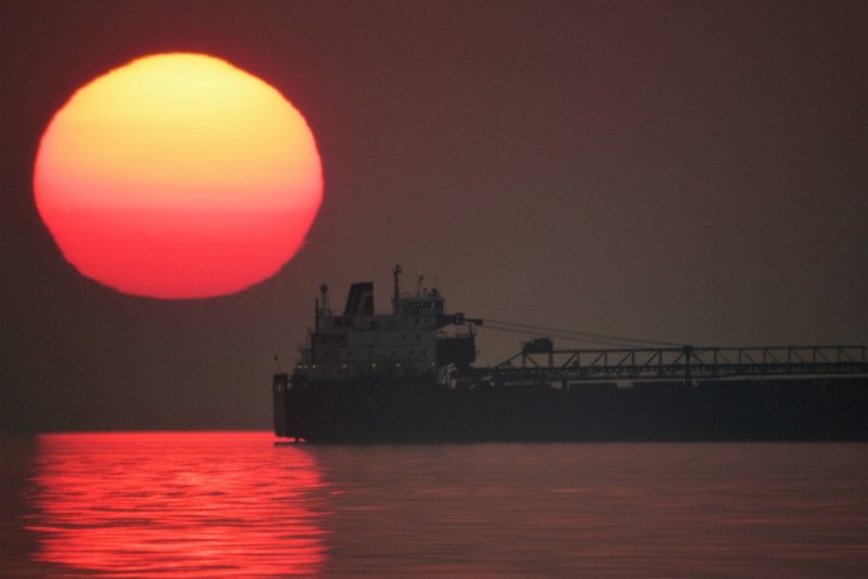 La salida del Sol desde el Lago Superior (Minnesota, Estados Unidos)