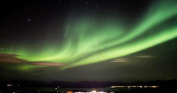 Las Pléyades y auroras boreales desde Harstad, Noruega