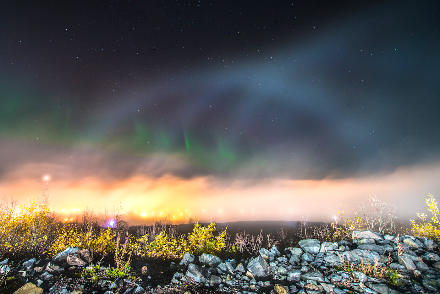 Auroras boreales y un arco de niebla en Kiruna, Suecia