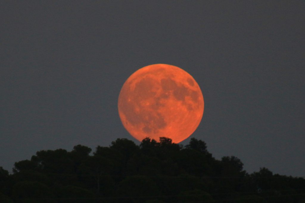 La salida de la Luna desde Arenys de Munt, Barcelona