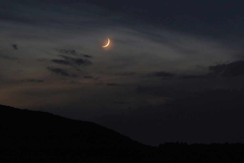 La Luna creciente al anochecer en Arenys de Munt, Barcelona