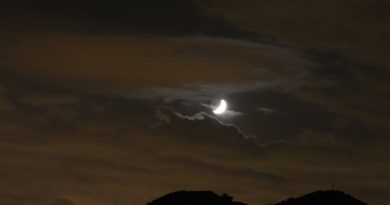 Imagen de la Luna entre las nubes desde Arenys de Munt, Barcelona