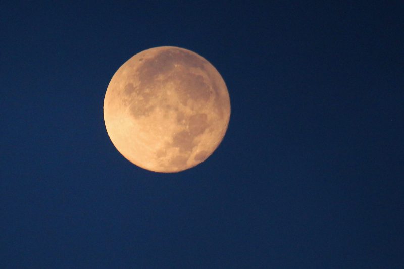 La puesta de la Luna desde Arenys de Munt, Barcelona
