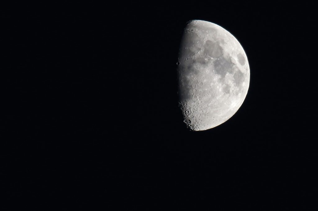 La Luna gibosa creciente desde Arenys de Munt, Barcelona