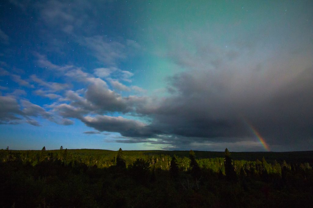Auroras boreales y un arcoíris lunar desde Minnesota, EE. UU.