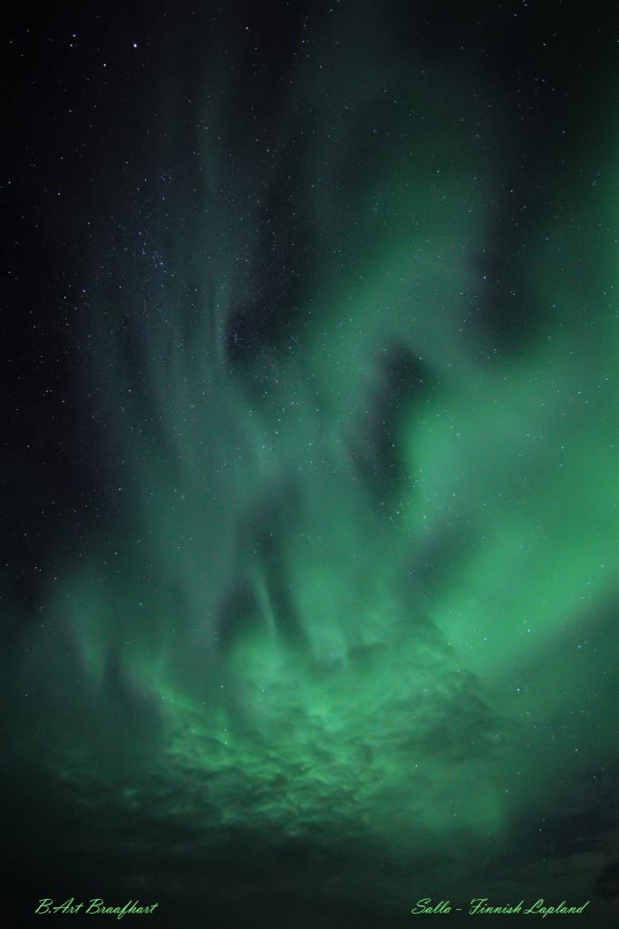 Auroras boreales entre las nubes desde el norte de Finlandia