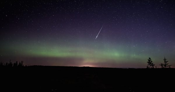 Auroras boreales y un meteoro desde Alberta, Canadá