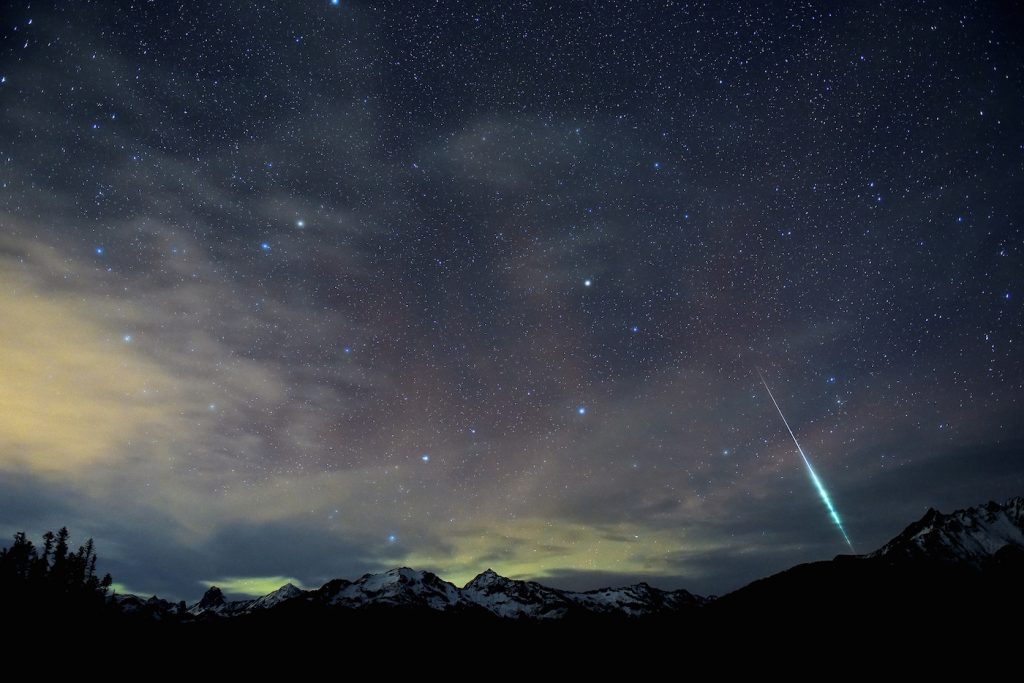 Un bólido y la constelación de la Osa Mayor desde Washington, EE. UU.
