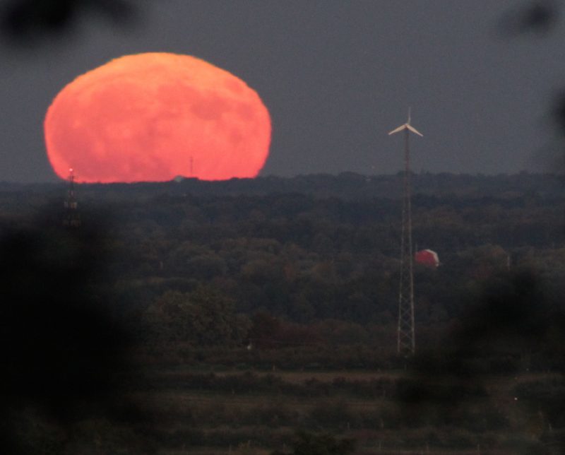 La salida de la Luna llena desde Nueva York, Estados Unidos
