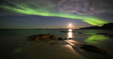 La Luna y auroras boreales desde las islas Lofoten, Noruega