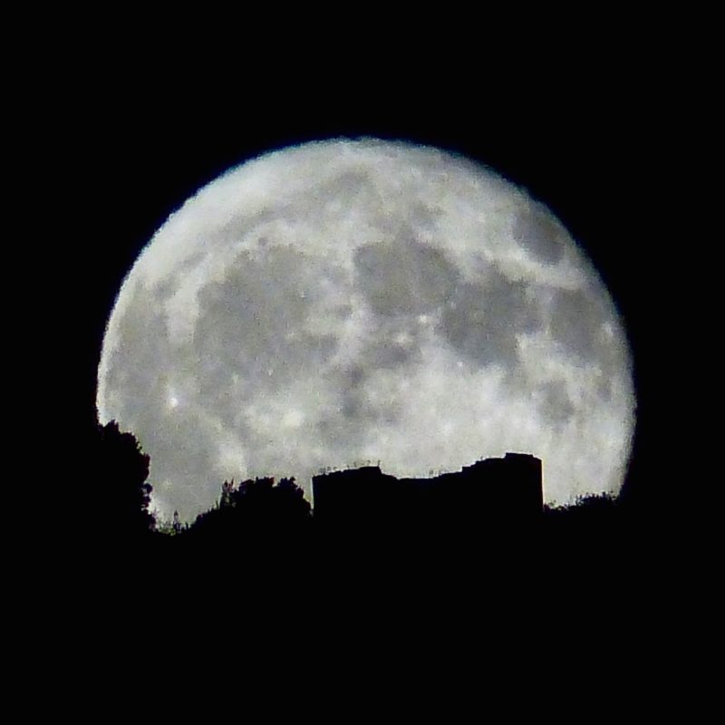 La salida de la Luna desde Roses, Girona (España)