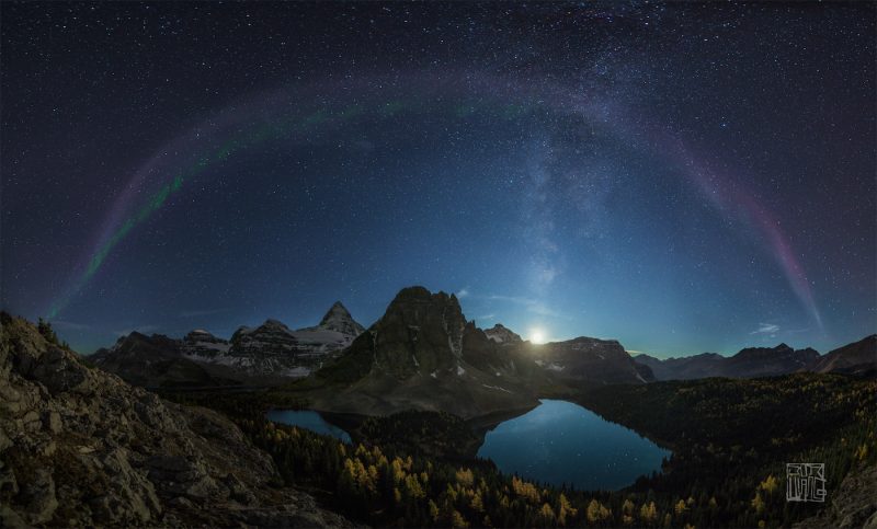 Auroras boreales, la Vía Láctea y la Luna desde Canadá