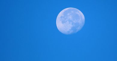 La Luna al amanecer desde Arenys de Munt, Barcelona