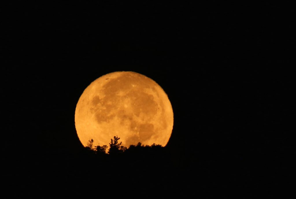 La puesta de la Luna desde Arenys de Munt, Barcelona
