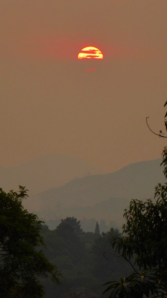 El Sol al atardecer en Mutare, Zimbabue