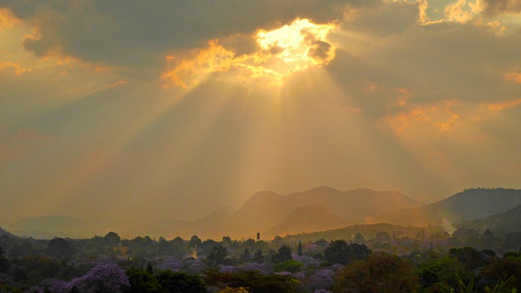 Rayos crepusculares al atardecer en Zimbabue