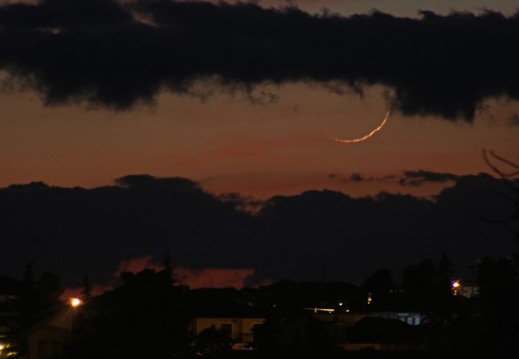La Luna creciente desde Sicilia, Italia