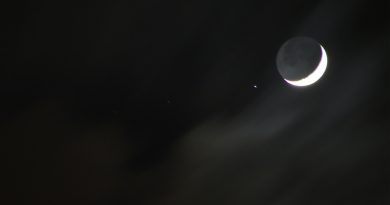 La Luna creciente al anochecer en Arenys de Munt, Barcelona