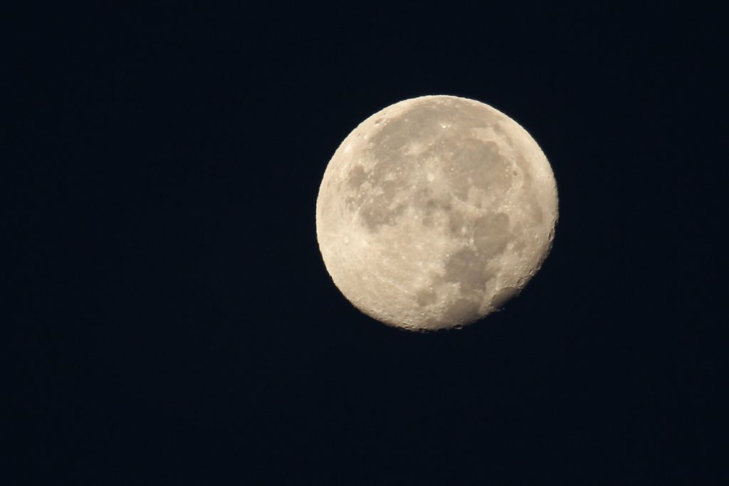 La Luna gibosa menguante desde Arenys de Munt, Barcelona