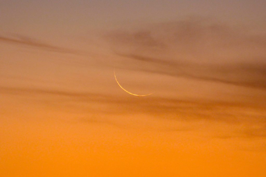 La Luna creciente al atardecer en Zimbabue