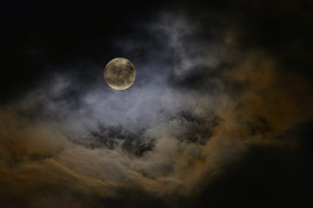 La Luna entre las nubes desde Carolina del Norte, EE. UU.