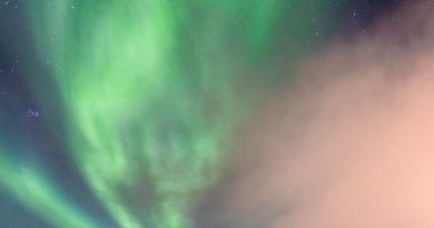 Auroras boreales y las Pléyades desde Abisko, Suecia