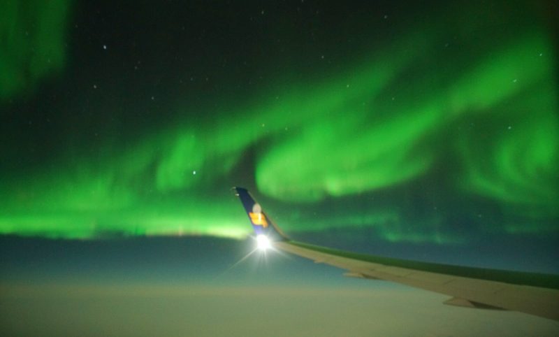 Auroras boreales desde un avión sobre el norte de Canadá