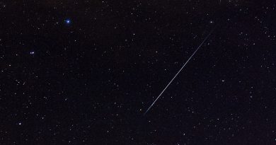 Una gemínida y las estrellas Mizar y Alioth desde Escocia