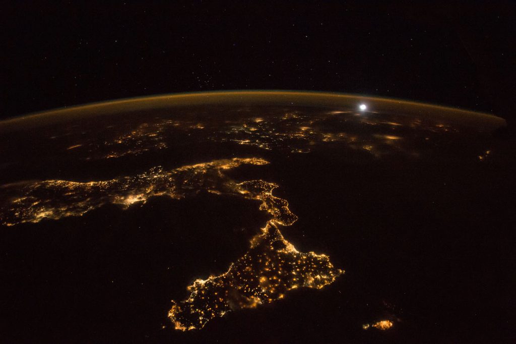 Italia, la isla de Sicilia y la Luna desde la ISS