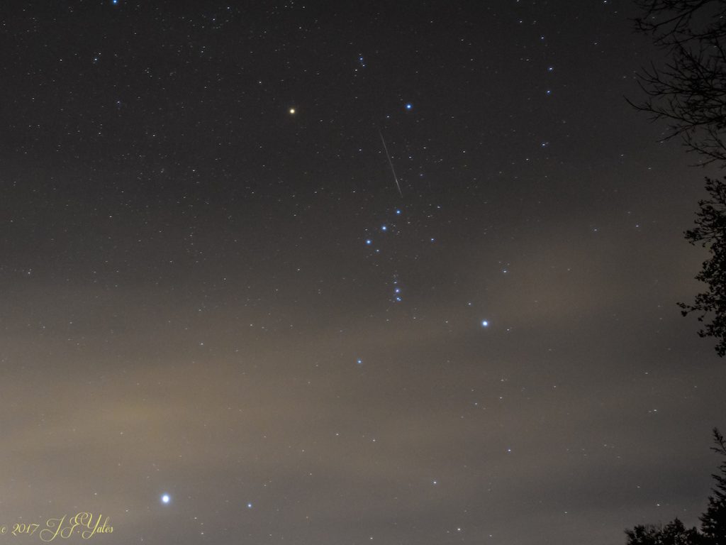 Una gemínida y la constelación de Orión desde Nueva York