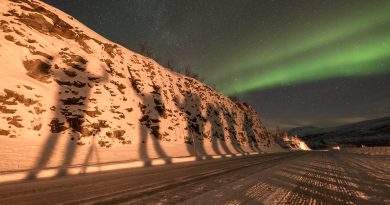 Auroras boreales y la Vía Láctea desde Kilpisjärvi, Finlandia