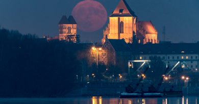La salida de la Luna llena desde Toruń, Polonia