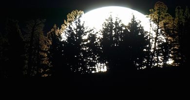 La salida de la Luna desde Yellowstone, Estados Unidos