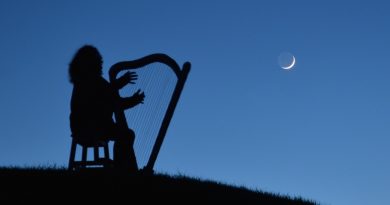 La Luna creciente al anochecer en Francia