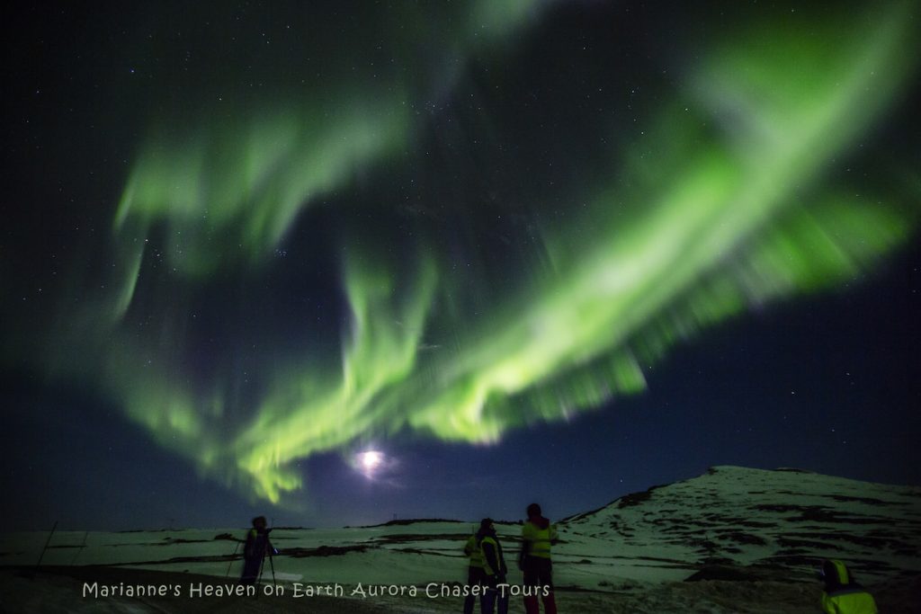 Auroras boreales y la Luna desde la isla de Kvaløya, Noruega