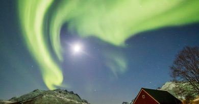 Auroras boreales y la Luna desde Tromsø, Noruega