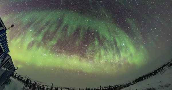Fotografía de auroras boreales y la Vía Láctea desde Canadá