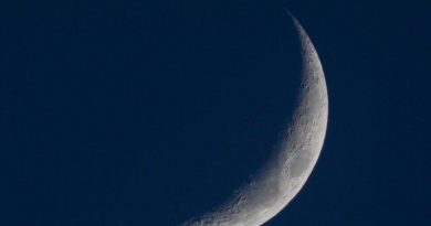 La Luna creciente fotografiada en Washington, Estados Unidos
