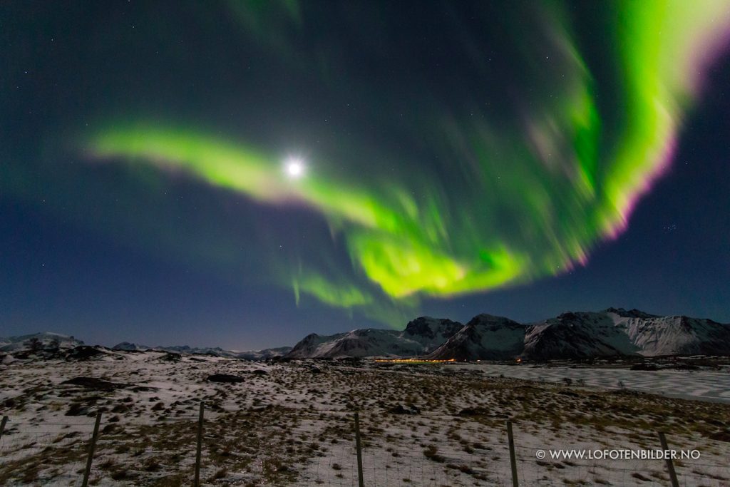 Auroras boreales y la Luna desde las islas Lofoten (Noruega)