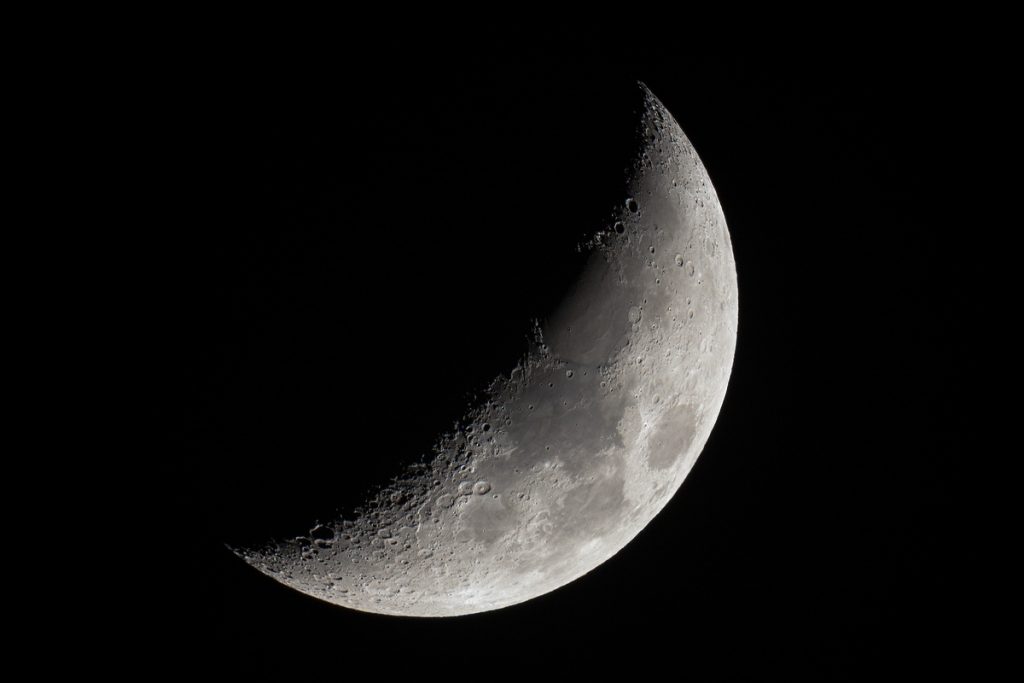 La Luna creciente fotografiada desde Sajonia, Alemania