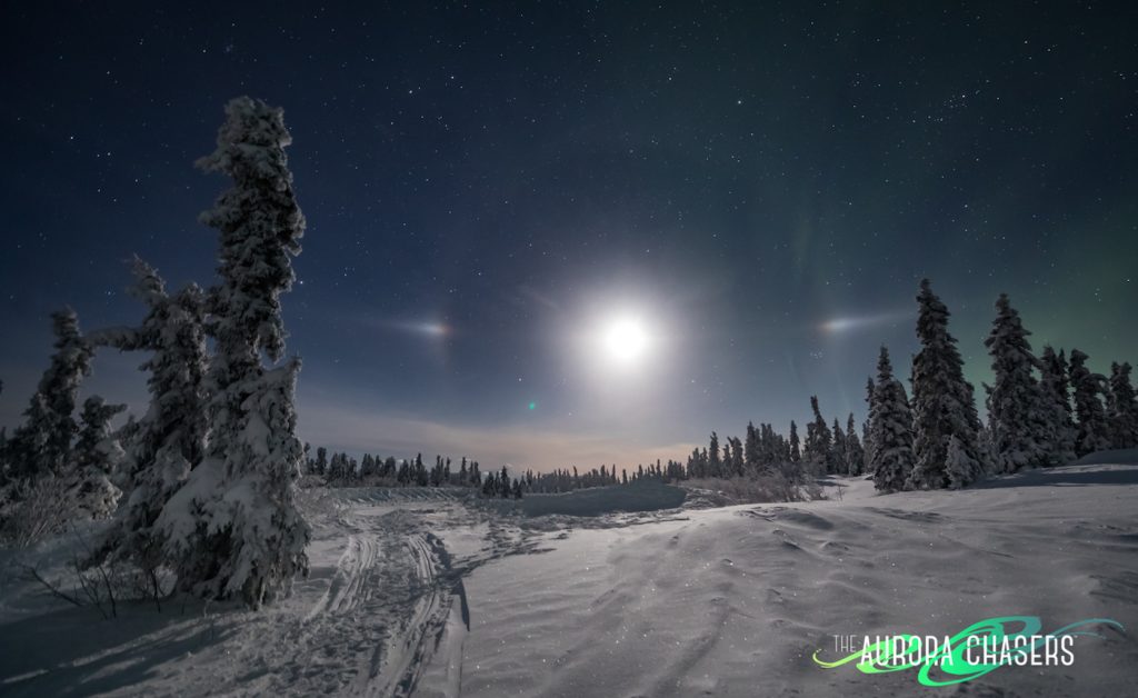 Foto de la Luna y dos paraselenes en Alaska, Estados Unidos